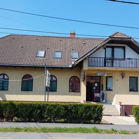 Teke Panzió Acomodação com café da manhã Körmend Exterior foto