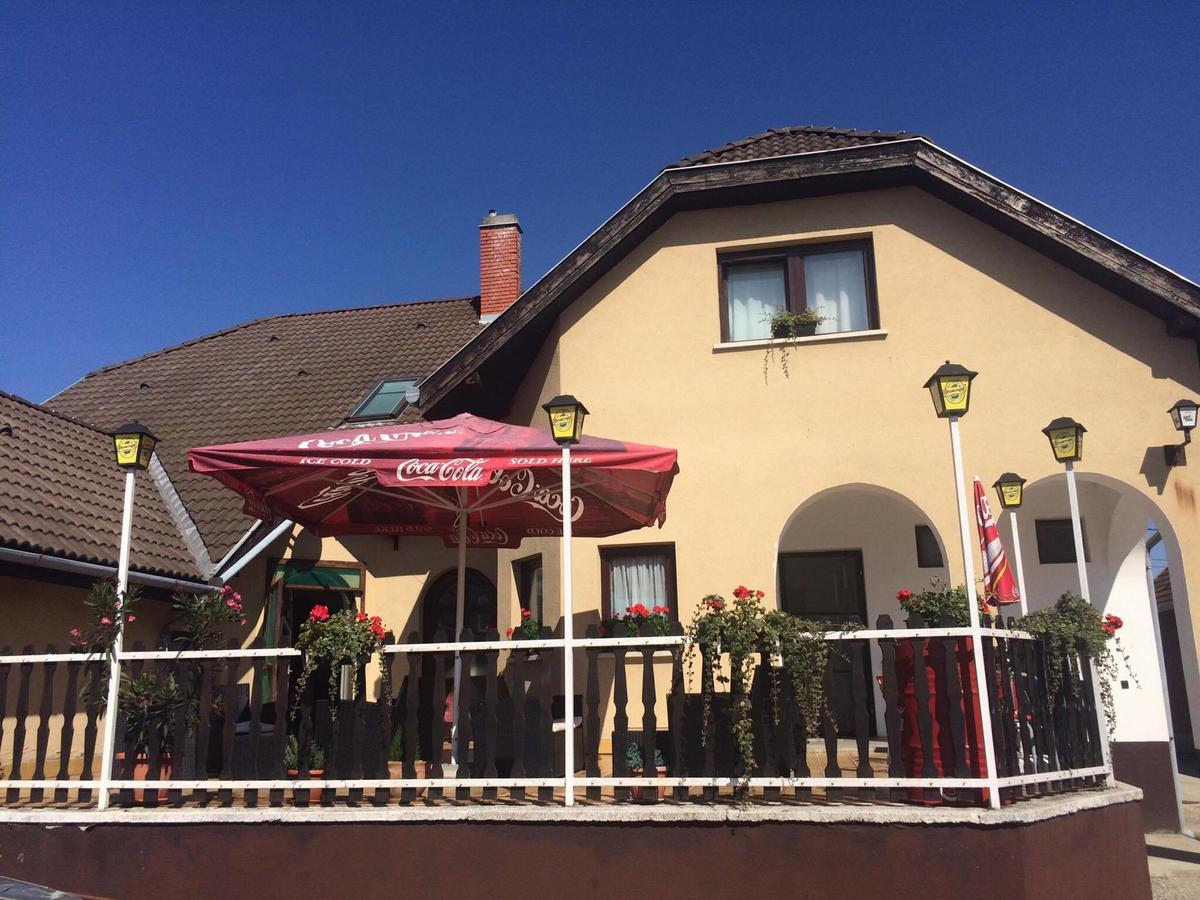 Teke Panzió Acomodação com café da manhã Körmend Exterior foto
